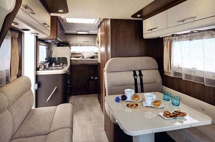 camper con sedute beige
