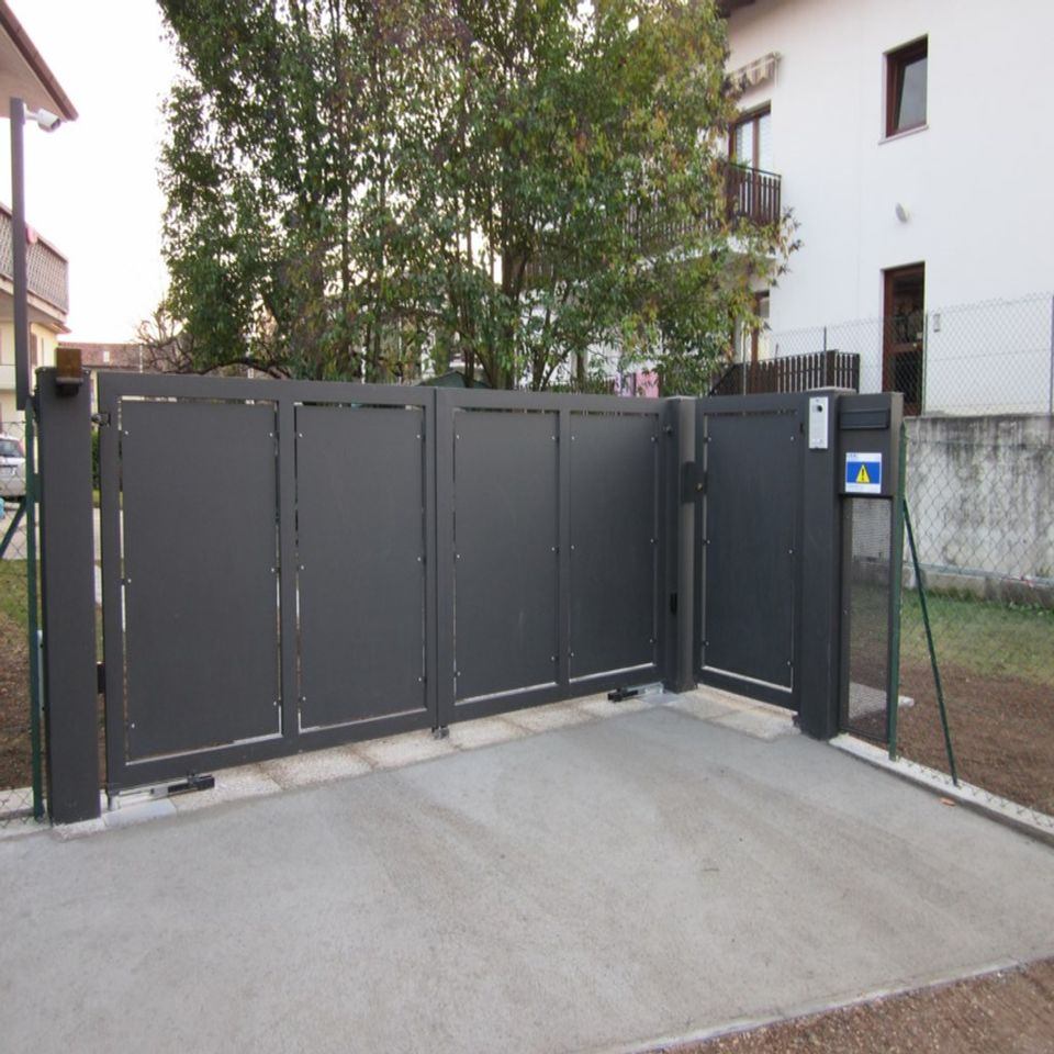 cancello scorrevole in ferro dal design minimale