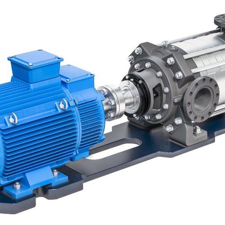 Ein blauer Elektromotor ist mit einer mehrstufigen Pumpe gekoppelt, die auf einem dunklen Metallsockel montiert ist.