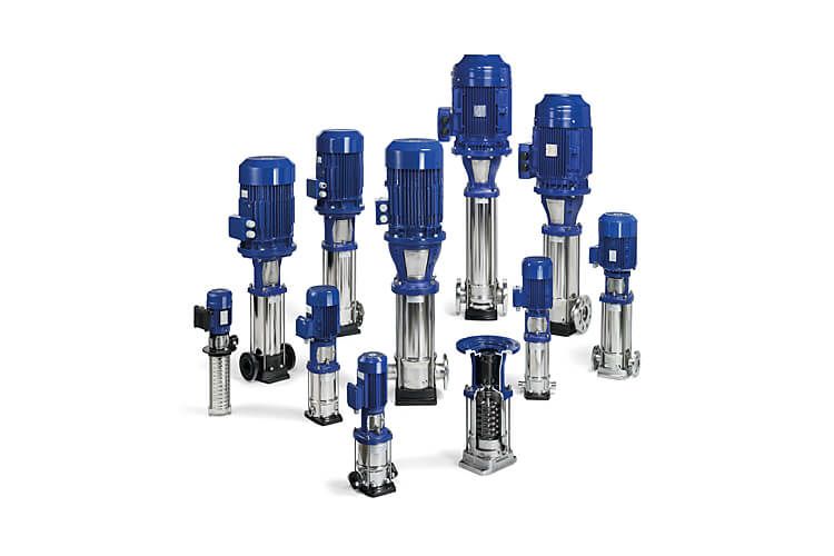 Gruppe von blauen und silbernen vertikalen mehrstufigen Pumpen.