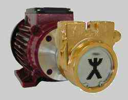 Eine rot-goldene Pumpe mit einem runden Manometer, das ein schwarzes X aufweist.