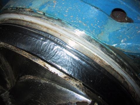 Nahaufnahme eines blauen Maschinenteils mit dunkler Gummidichtung und Metallklingen.