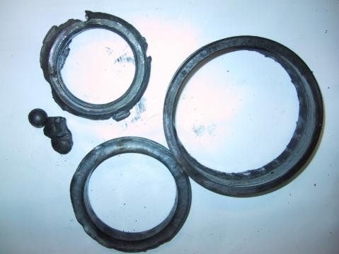 Zerlegte Kugellagerkomponenten: zwei Ringe, ein gebrochener Ring und eine Kugel.