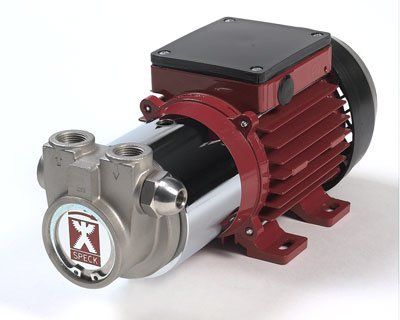 Eine verchromte und rote Industriepumpe mit schwarzem elektrischem Gehäuse.