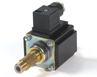 Magnetventil mit Messingdüse, schwarzem Gehäuse und elektrischem Anschluss.