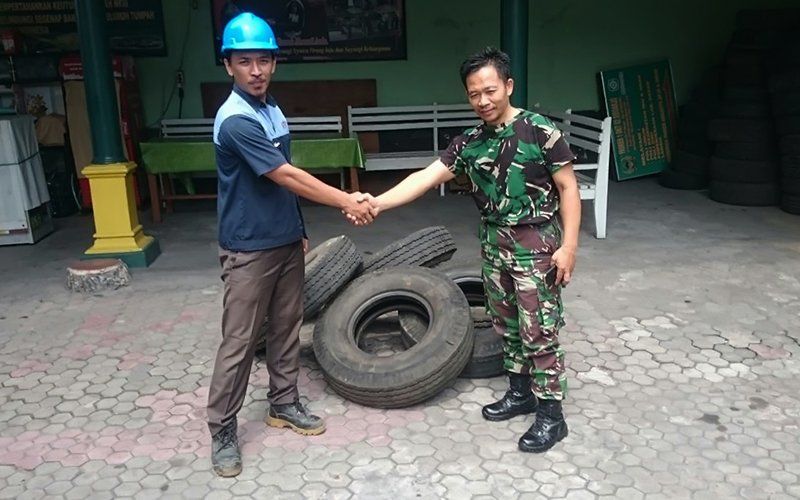 Penyumbangan Ban Bekas Sebagai Alat Berlatih TNI