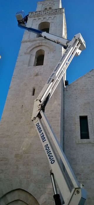 PIATTAFORMA AEREA di fronte a un campanile