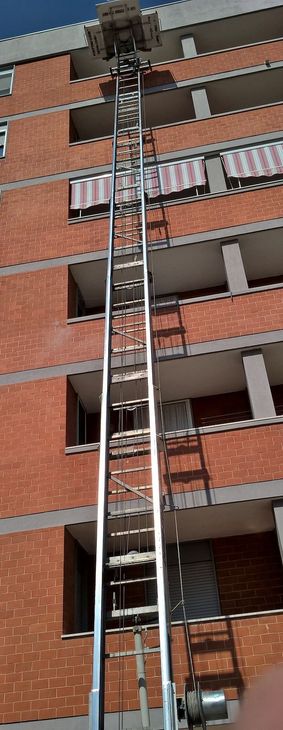 Piattaforma elevatrice di fronte a un palazzo