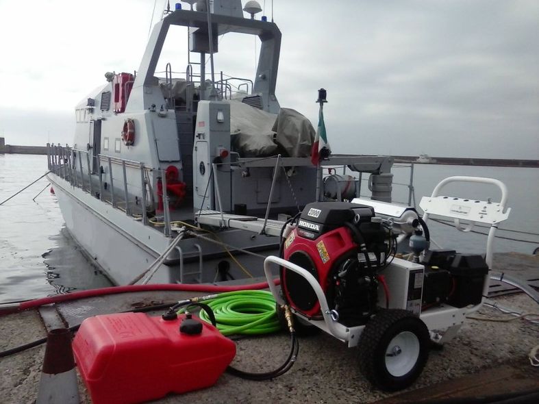 Diving ship