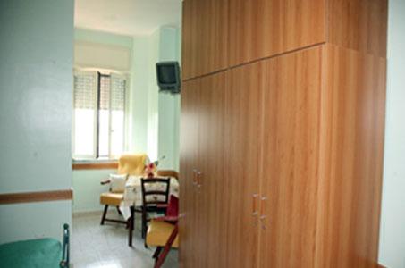 camera con due letti nella casa di riposo per anziani