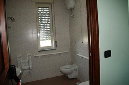 bagno in stanza di una casa di cura per anziani