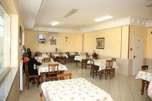 spazio comune con tavoli nella casa di riposo per anziani