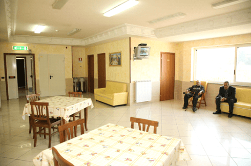 spazio comune con tavoli nella casa di riposo per anziani