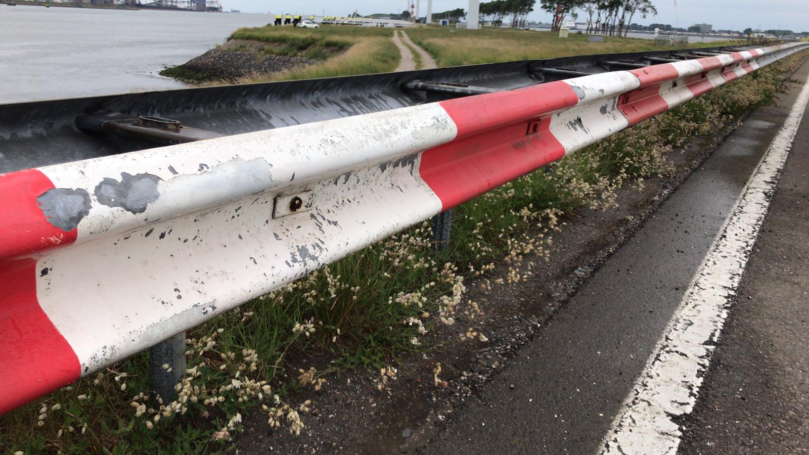 Wij zijn een allround bedrijf en ook actief in het reinigen van wegmeubilair zoals het wassen van vangrails, bermplanken, palen en ANWB borden, wij werken voor diverse gemeenten en havenbedrijven. Wegmeubilair spelen een belangrijke rol bij de verkeersveiligheid, Daarom is onderhoud aan het bestaande wegmeubilair ontzettend belangrijk. Voor het reinigen van wegmeubilair maken we gebruik van milieuvriendelijke schoonmaakmiddelen. Het wegmeubilair is na afloop weer schoon en kan zijn functie vervullen.