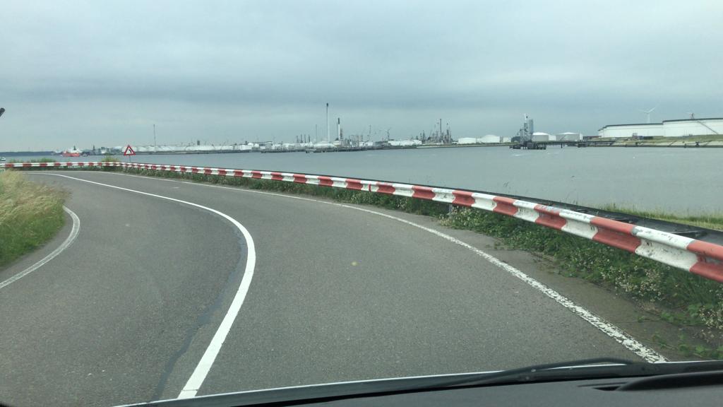 Wij zijn een allround bedrijf en ook actief in het reinigen van wegmeubilair zoals het wassen van vangrails, bermplanken, palen en ANWB borden, wij werken voor diverse gemeenten en havenbedrijven. Wegmeubilair spelen een belangrijke rol bij de verkeersveiligheid, Daarom is onderhoud aan het bestaande wegmeubilair ontzettend belangrijk. Voor het reinigen van wegmeubilair maken we gebruik van milieuvriendelijke schoonmaakmiddelen. Het wegmeubilair is na afloop weer schoon en kan zijn functie vervullen.