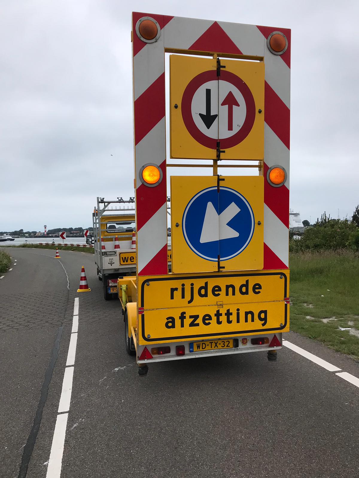 Wij zijn een allround bedrijf en ook actief in het reinigen van wegmeubilair zoals het wassen van vangrails, bermplanken, palen en ANWB borden, wij werken voor diverse gemeenten en havenbedrijven. Wegmeubilair spelen een belangrijke rol bij de verkeersveiligheid, Daarom is onderhoud aan het bestaande wegmeubilair ontzettend belangrijk. Voor het reinigen van wegmeubilair maken we gebruik van milieuvriendelijke schoonmaakmiddelen. Het wegmeubilair is na afloop weer schoon en kan zijn functie vervullen.