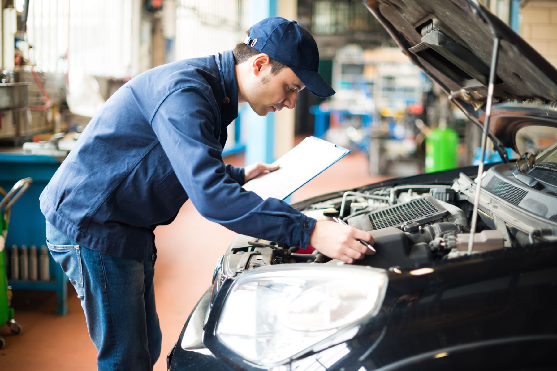 Tecnico che controlla il motore
