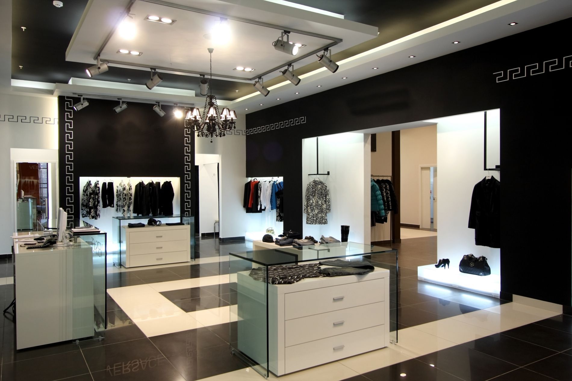 negozio di abbigliamento con arredi moderni