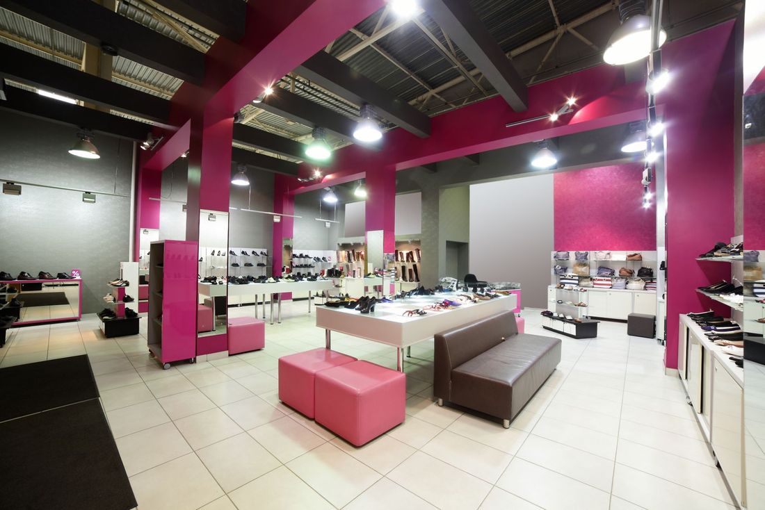arredamento su misura di un negozio di scarpe