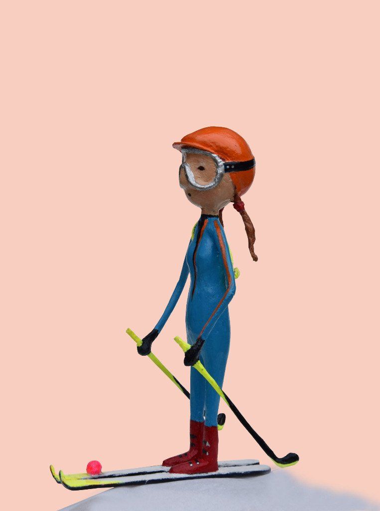 Een tekenfilmfiguur is aan het skiën en houdt een hockeystick vast.