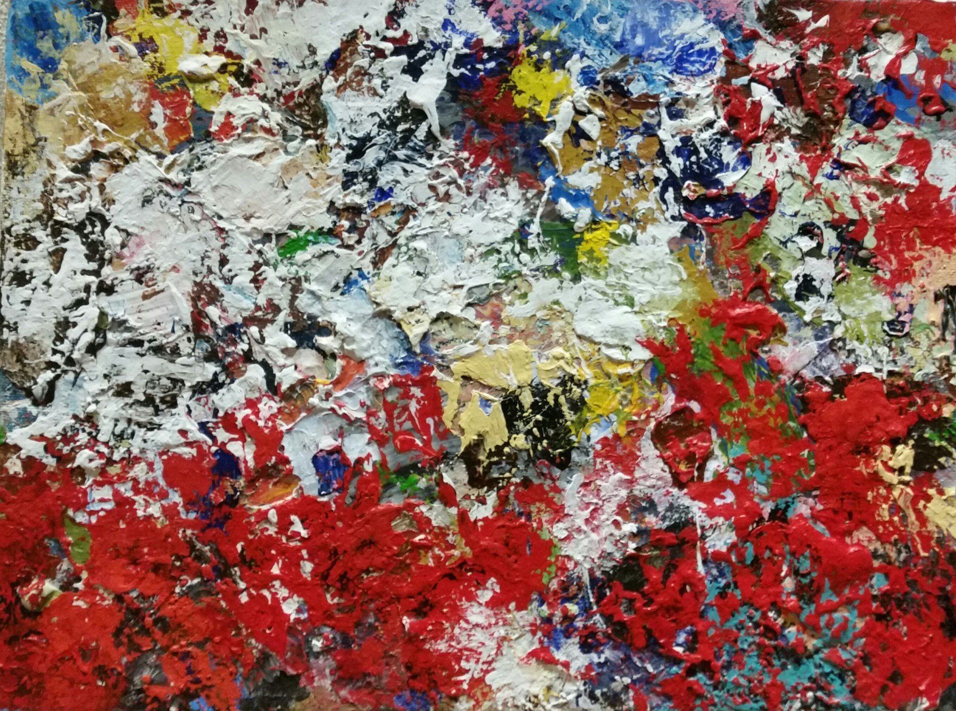 Een close-up van een kleurrijk schilderij op een tafel.