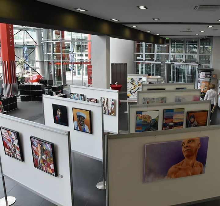 Een grote kamer met veel schilderijen aan de muur