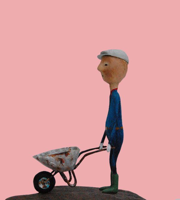 Een tekenfilmfiguur duwt een kruiwagen op een roze achtergrond