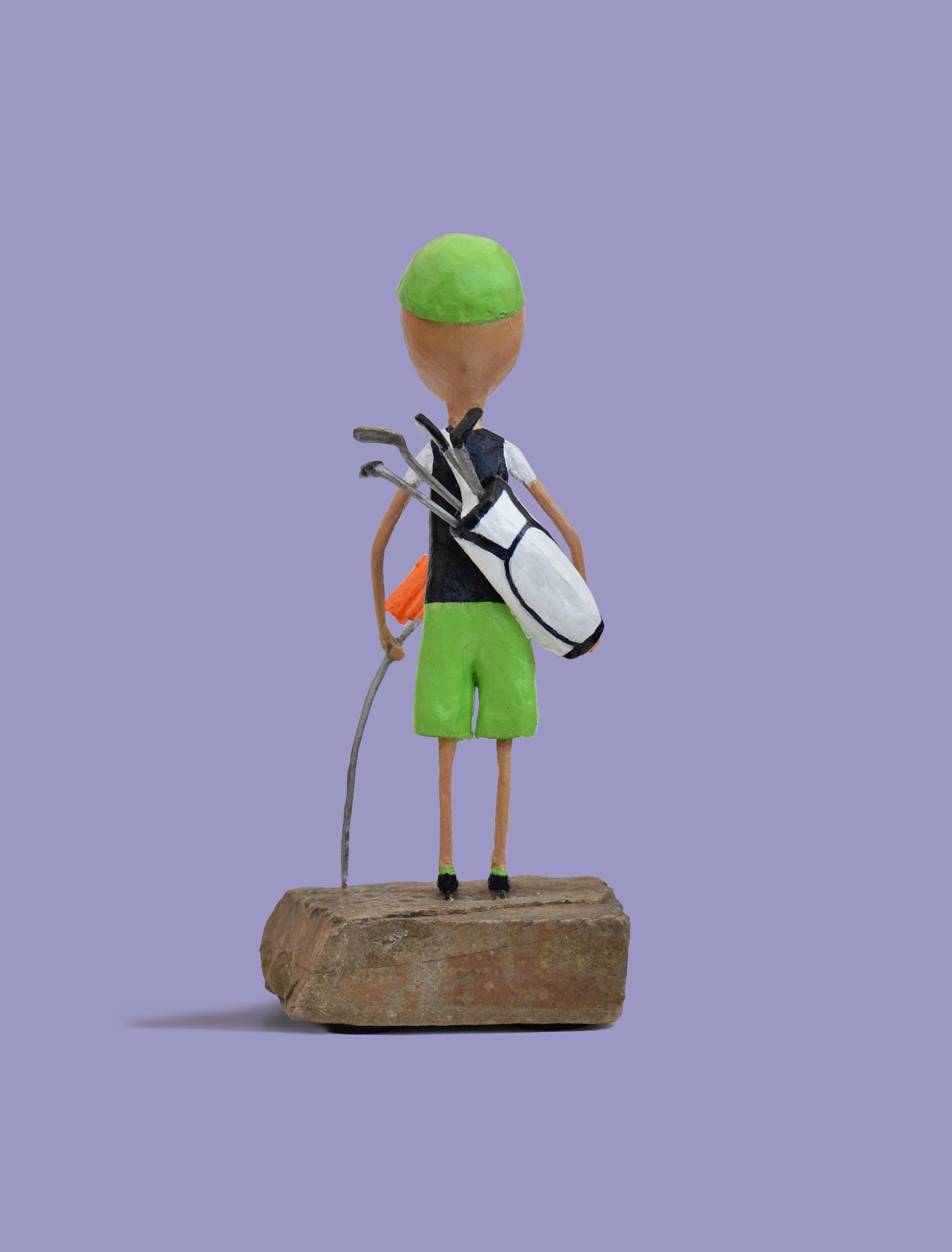 Een tekenfilmfiguur houdt een golftas en een golfclub vast.