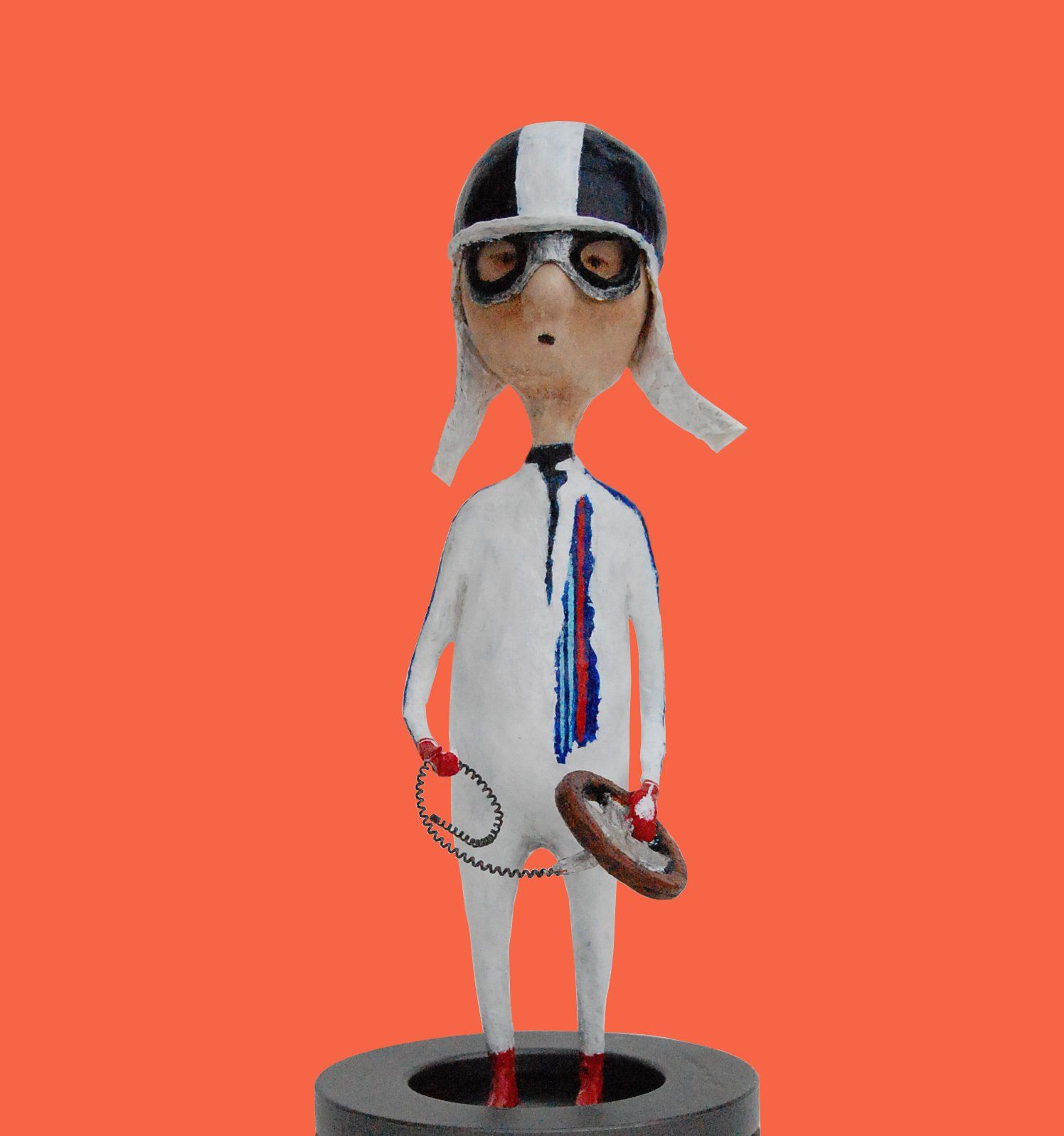 Een standbeeld van een man met een helm en een bril