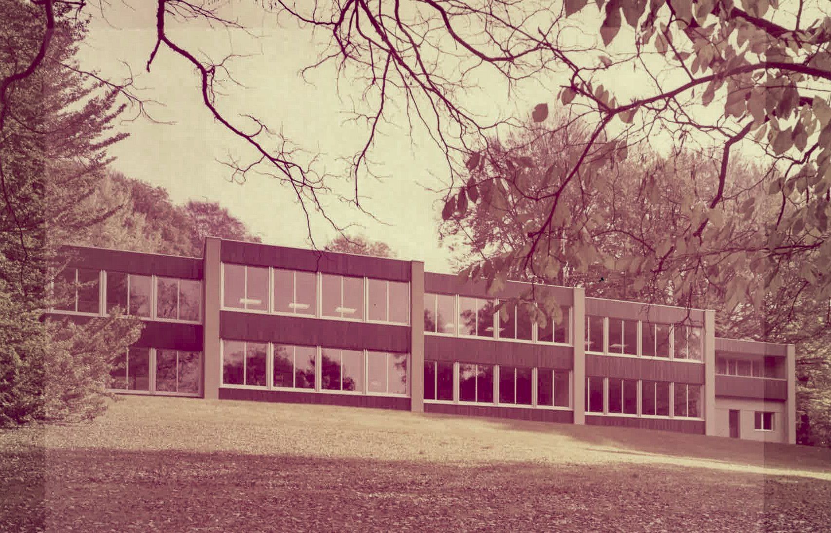Schulhaus Heiligbergstrasse 1973, kurz nach Fertigstellung Neubau im Frohbergpark farbig, Freie Schule Winterthur