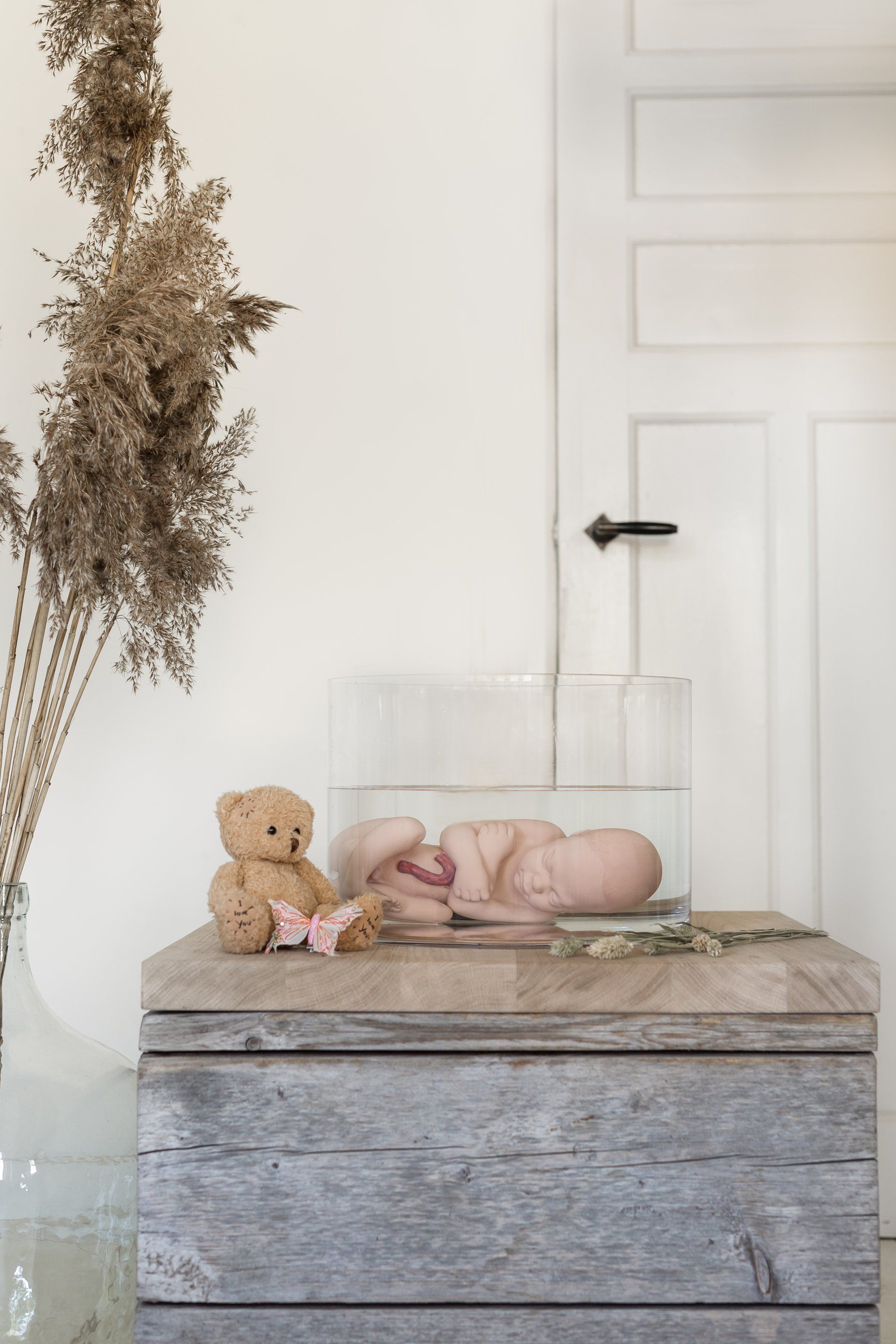 Overledenbaby. wateropbaring. Een teddybeer weerspiegelt de symboliek. 