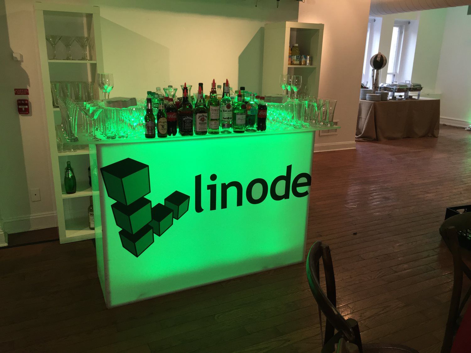 A lit up bar with the word linode on it