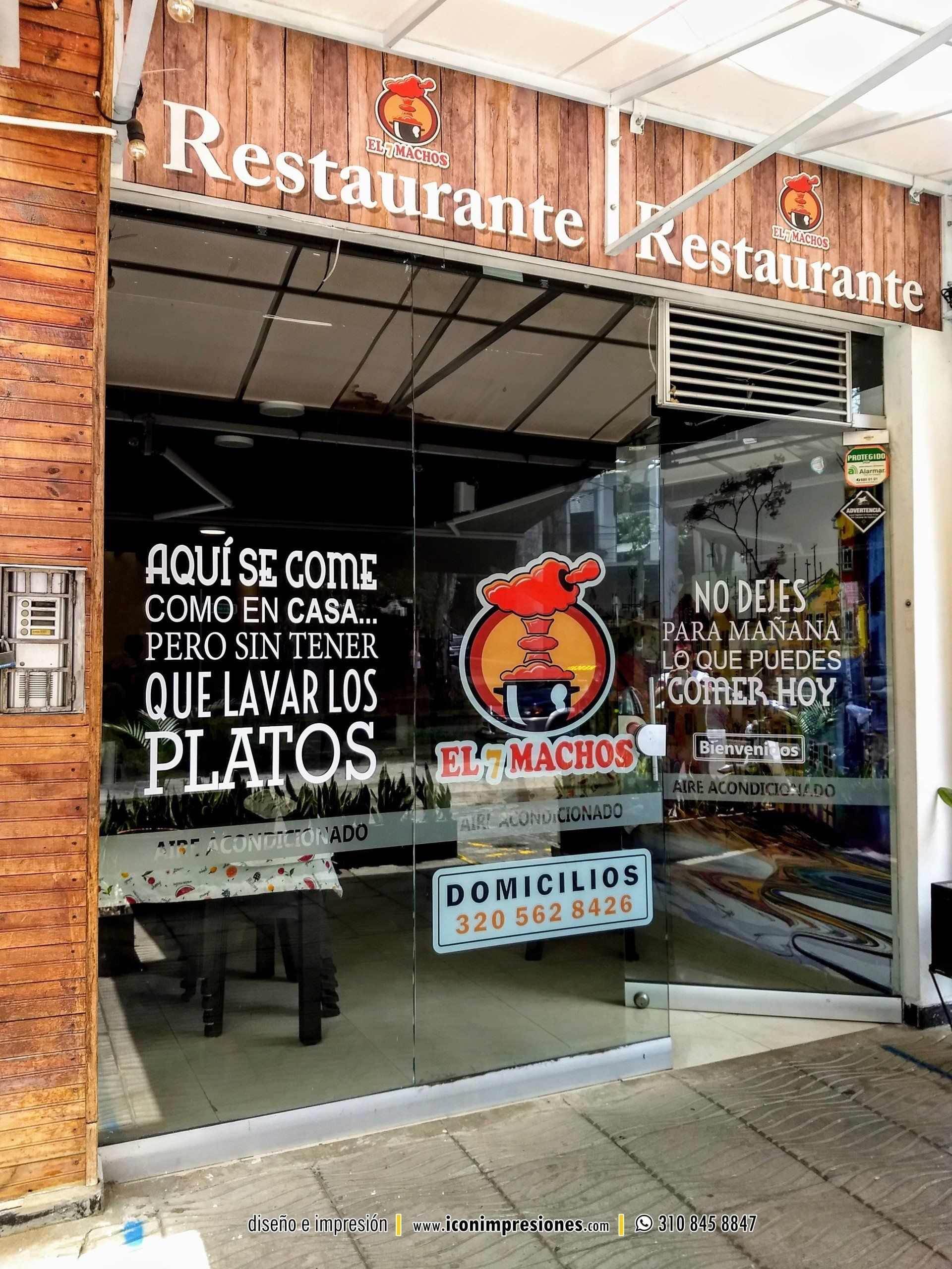 Textos en vinilo de corte blanco instalado en ventanal de restaurante 