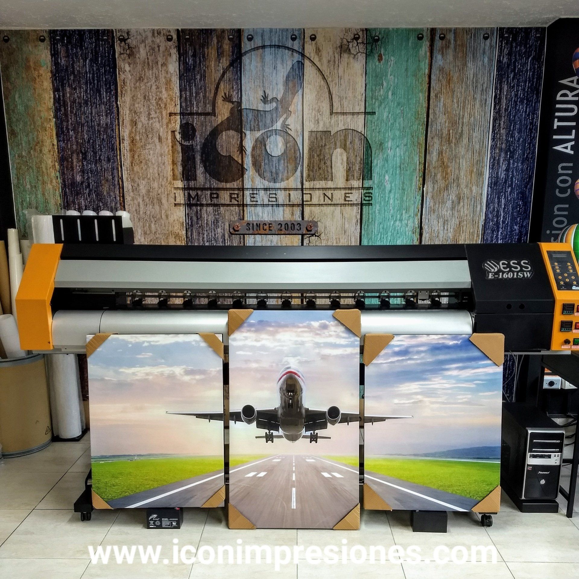 Tríptico de avión despegando impreso en vinilo fotográfico con tintas para exteriores 