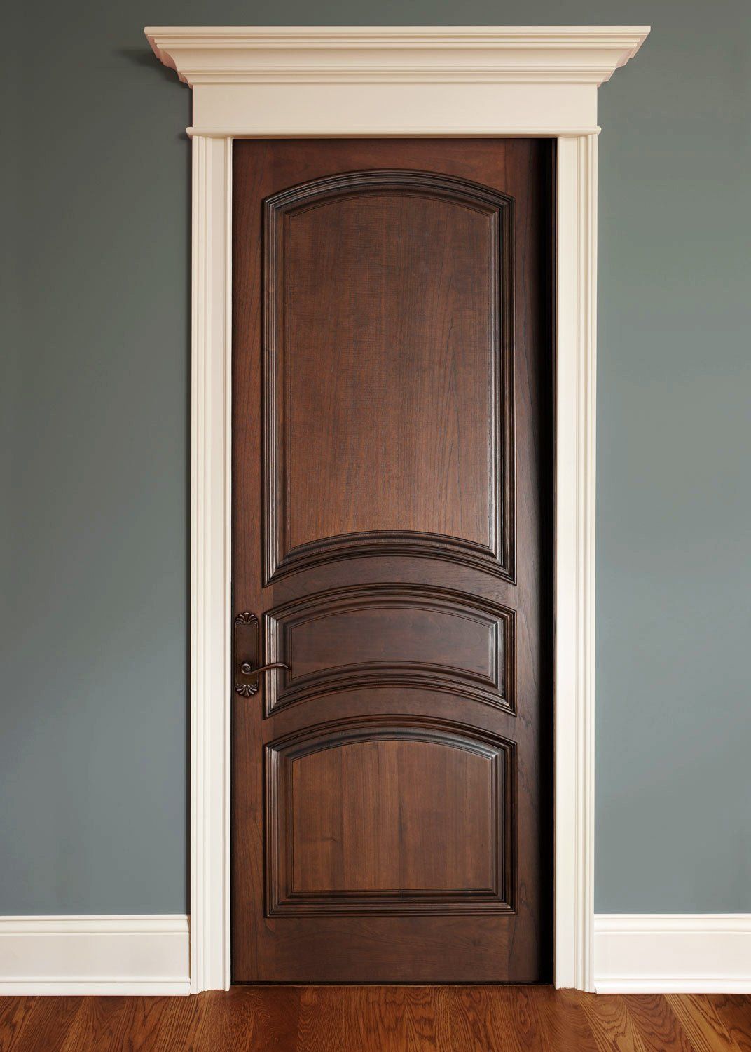 coridoio con porta in legno chiaro