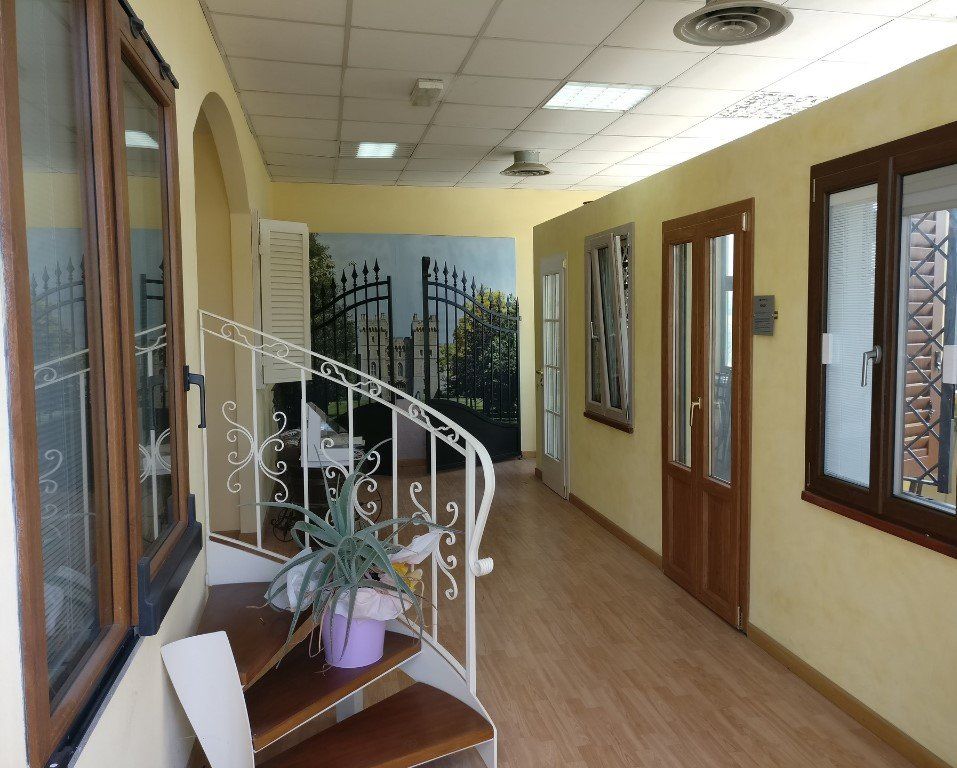 interno di uno showroom di porte e finestre
