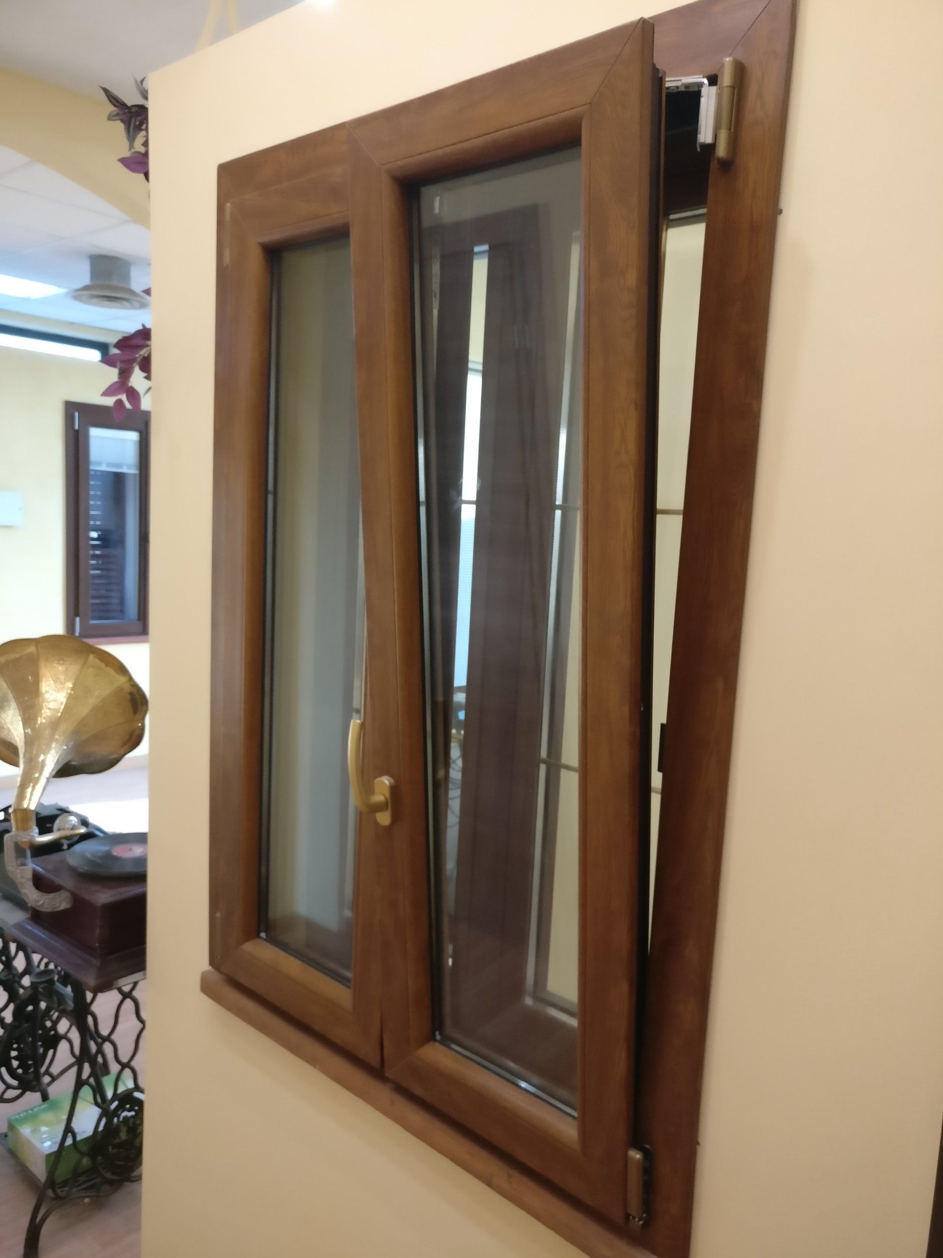 finestra in legno scuro in showroom