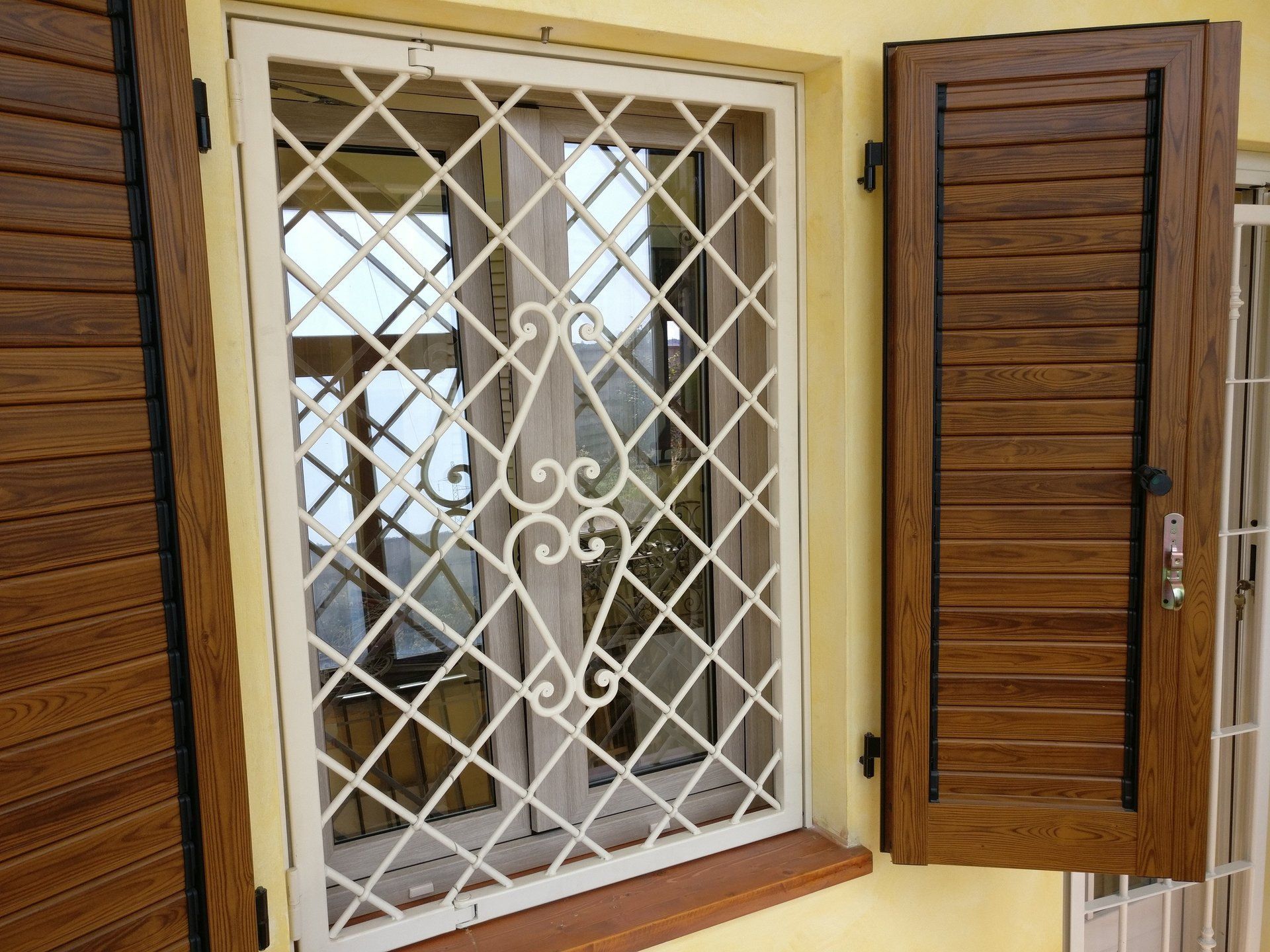 finestra in legno con grata bianca