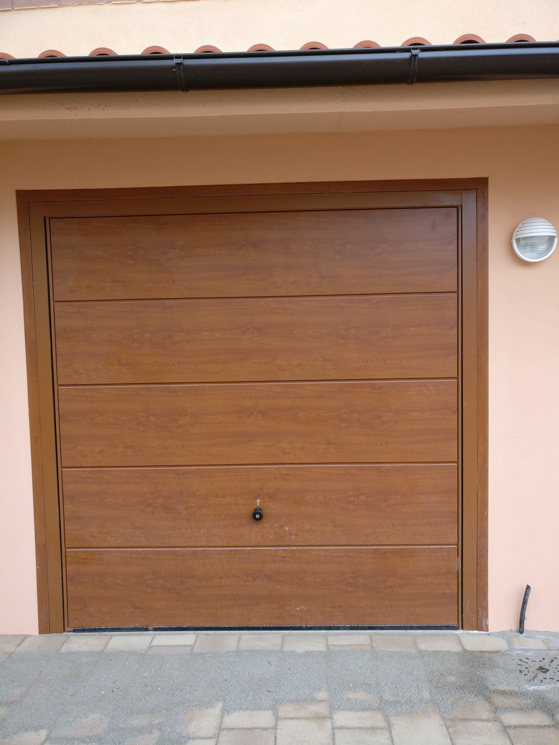 porta in legno di un garage