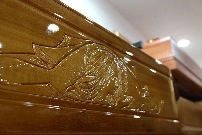 cassa funebre in legno intagliato