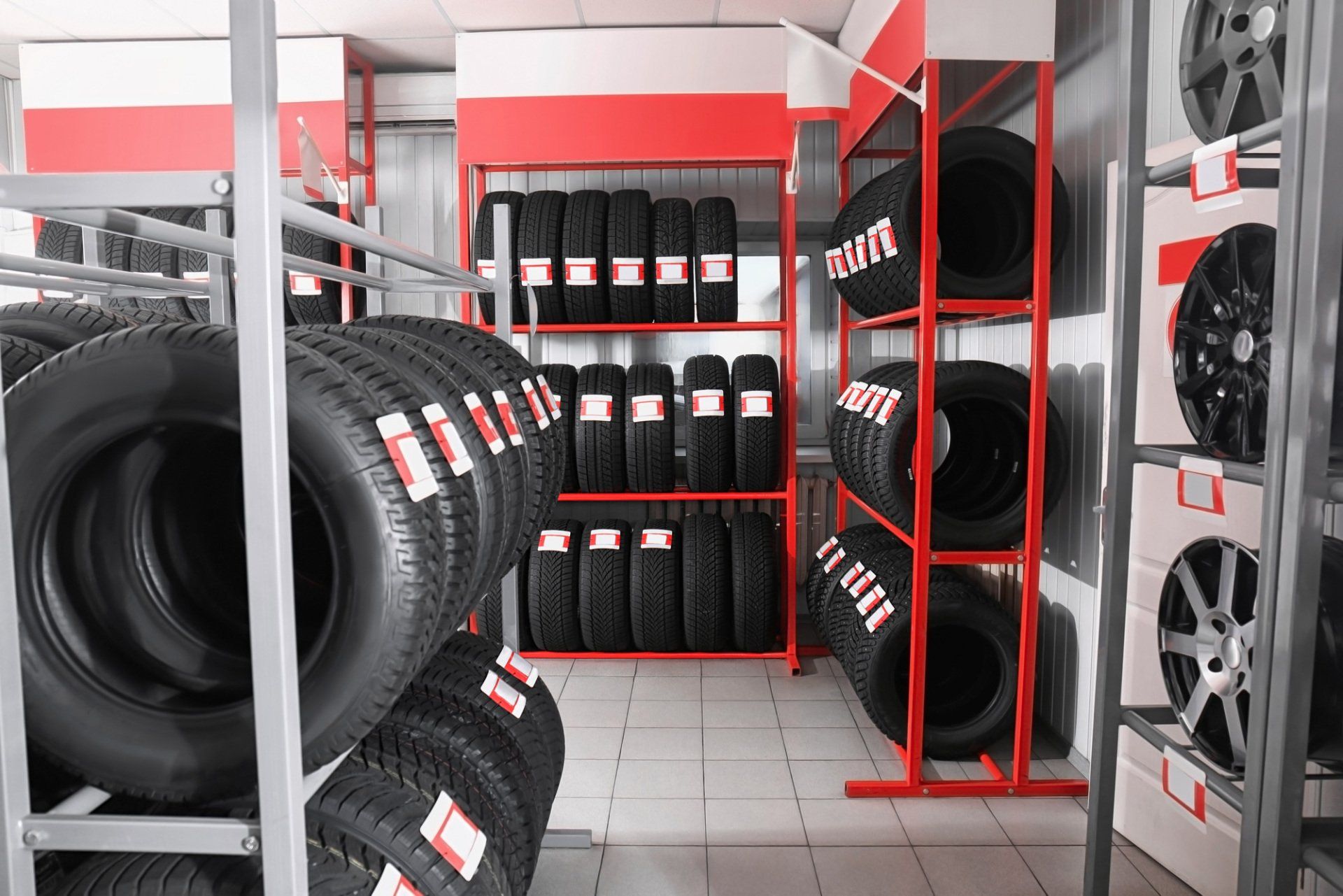 magazzino fornito di gomme per auto e moto