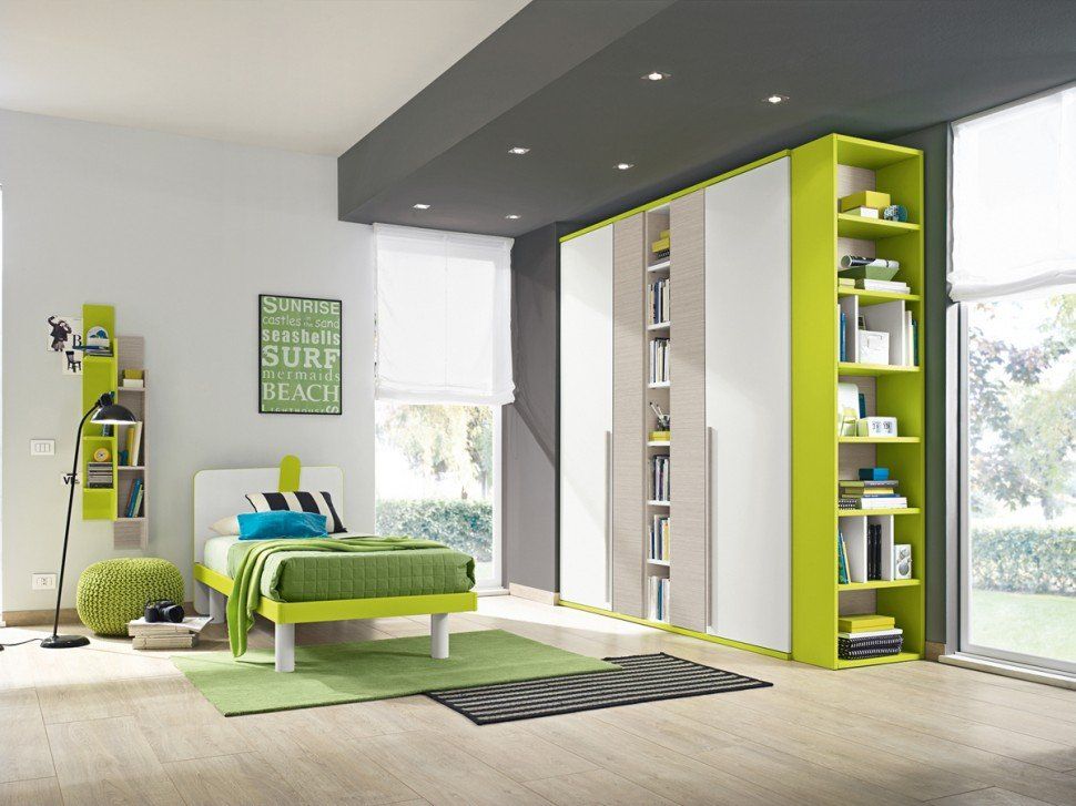 una cameretta con un letto nei mobili di color bianco e verde