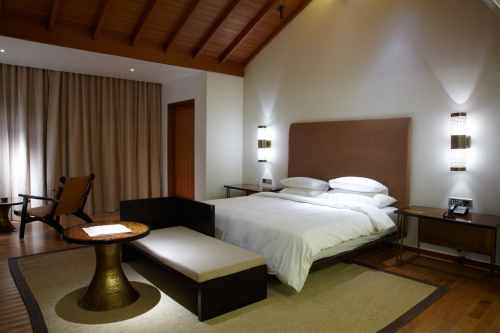 una camera con un letto e un soffitto in legno