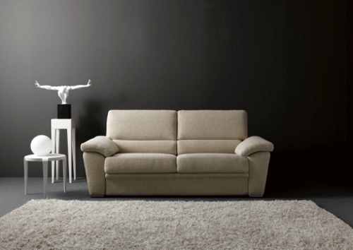 un divano a due posti color beige