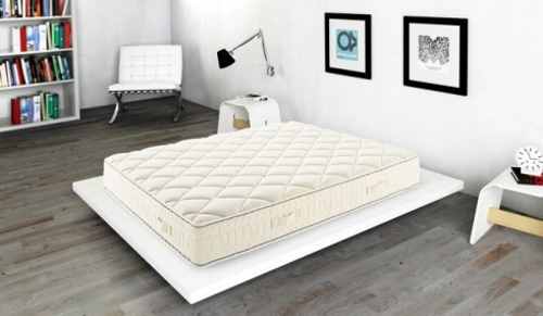un materasso appoggiato su una base di un letto