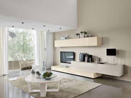 una sala con un tavolino e un mobile con una TV