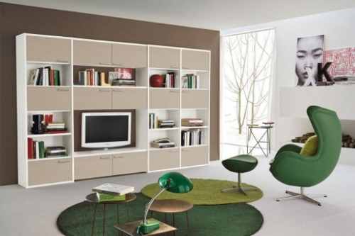 un mobile con una tv bianca e una poltrona verde