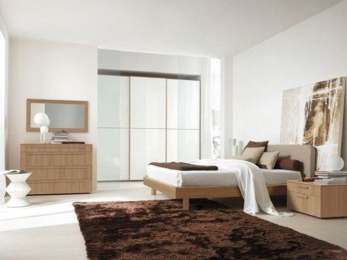 un tavolo con quattro sedie e una cucina con mobile in legno
