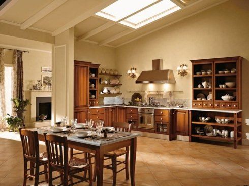 un tavolo con quattro sedie e una cucina con mobile in legno