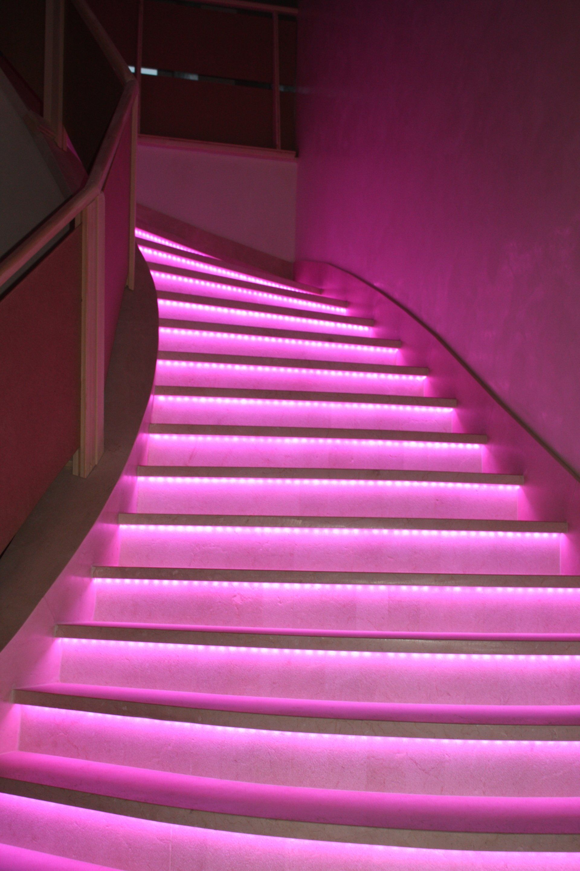escaliers éclairés en rose